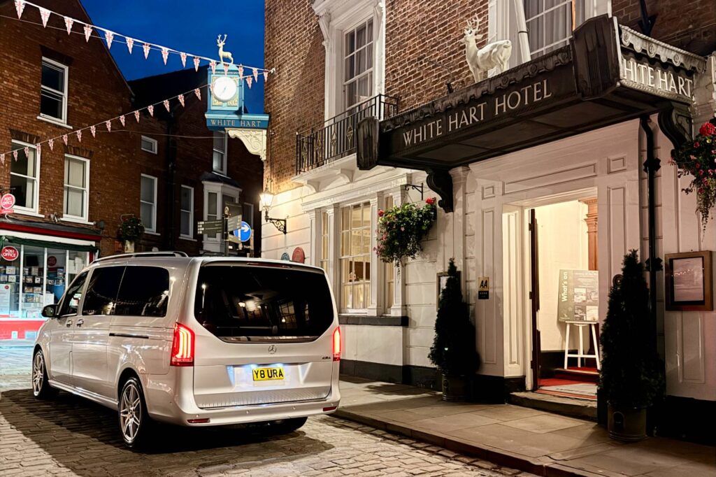 Chauffeur vs. Taxi: Which Is Right For Your Next Journey?