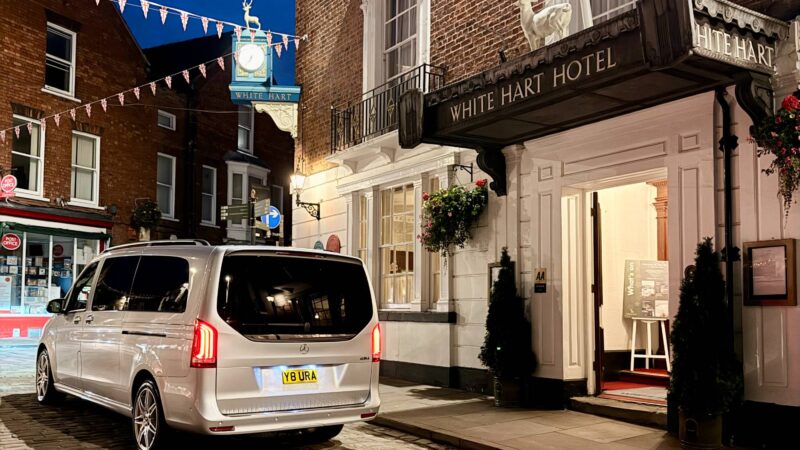 Chauffeur vs. Taxi: Which Is Right For Your Next Journey?