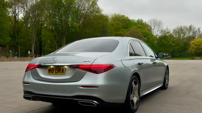 The Lincoln Wedding Car Dilemma: Classic Rolls-Royce vs. Modern Mercedes : Which Suits Your Big Day?